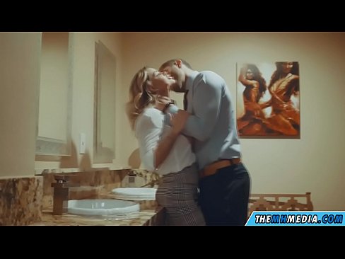 ❤️ As in busty blonde jo ferliedt yn in iepenbier toilet Russyske porno op fy.vlad-massage-salon.ru ❤